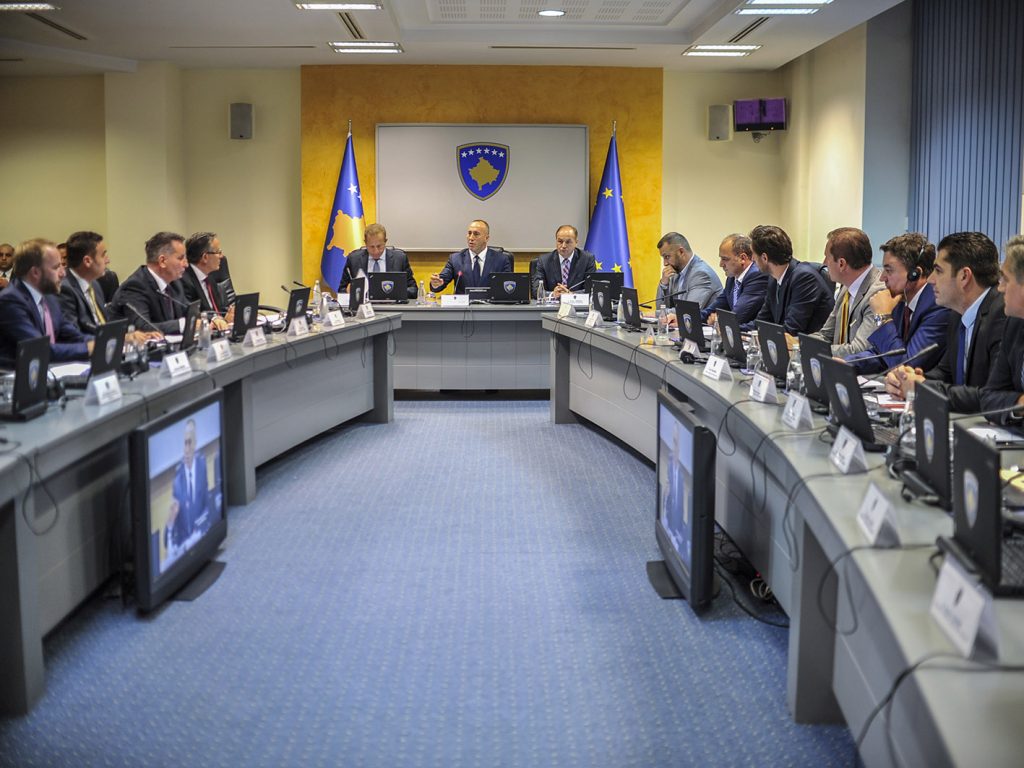 Haradinaj ndan 15 mijë euro për familjen e policit të vdekur, nga 10 mijë për dy të plagosurit