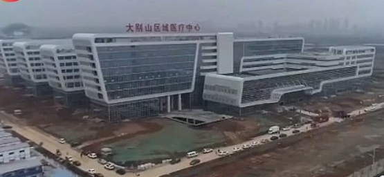 U raportua se spitali në Kinë u ndërtua për vetëm dy ditë, por kjo nuk është e vërteta e plotë