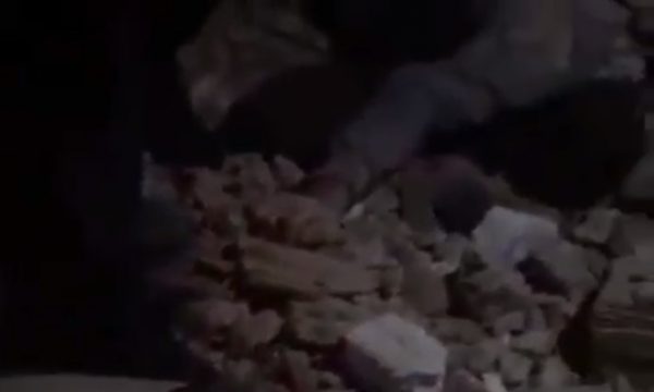 Pamje të rënda, babai me dy fëmijë nxirren nga rrënojat që shkaktoi tërmeti në Turqi