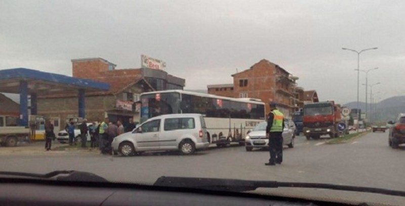 Aksident i rëndë: Autobusi përplaset me një veturë