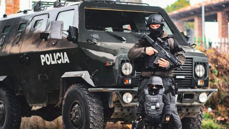 Imazhe emocionale: Pjesëtari i policisë shqiptare bashkë me djalin