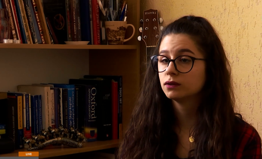 18 vjeçarja nga Ferizaj që kohën e lirë nuk e kalon kafeneve por mes librave, ka 350 tituj