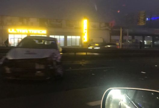 Aksident i rënd mes tri veturave në Veternik, ka edhe të lënduar