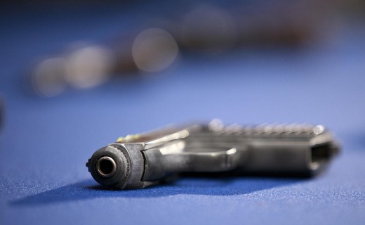 Postuan armë në rrjete sociale, shoqërohen në polici