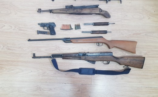 Bastisje në Pejë, konfiskohen armë dhe arrestohet 59-vjeçari