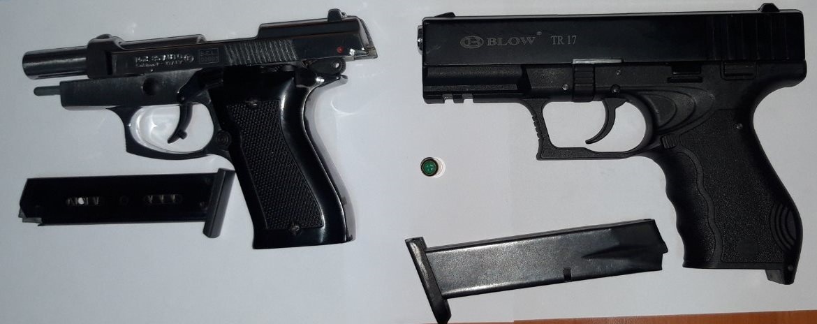 ​Dy të arrestuar për posedim të paautorizuar të armëve