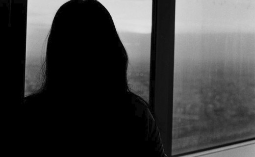 Një grua mbahet e mbyllur në banesë dhe keqtrajtohet, arrestohet i dyshuari