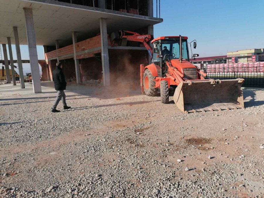 Në Vushtrri rrënohet një objekt afarist pa leje ndërtimore