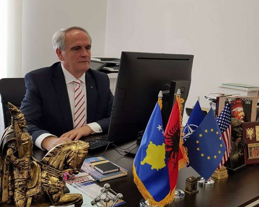 Një zyrtar i Partisë Liberale i bashkohet Gjergj Dedajt në Ambasadën në Shkup