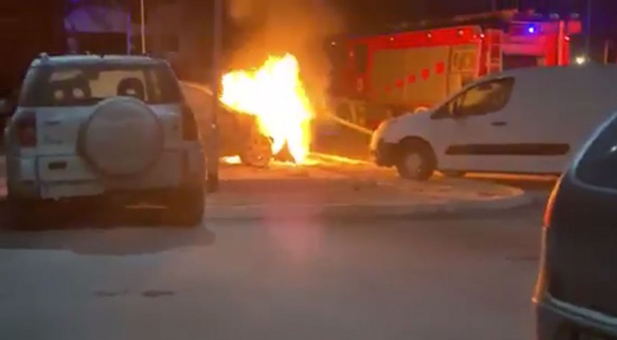 Përfshihet nga flakët një veturë në lagjen “Kodra e Diellit”