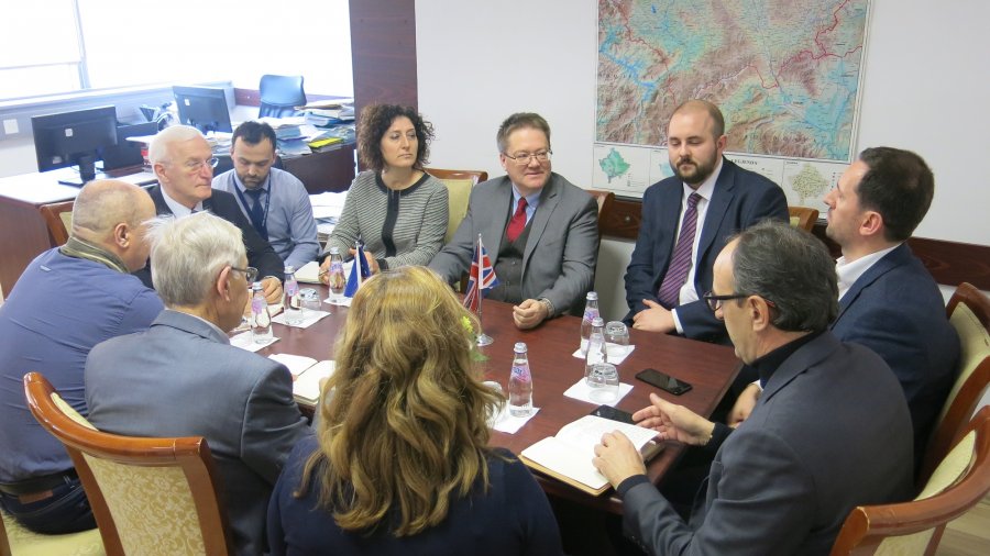 Ambasadori britanik angazhohet për ndriçimin e fatit të personave të zhdukur nga lufta në Kosovë