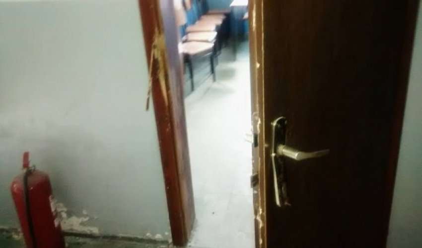Thyen dyert e shkollës në Prizren dhe vjedh dosjet e nxënësve