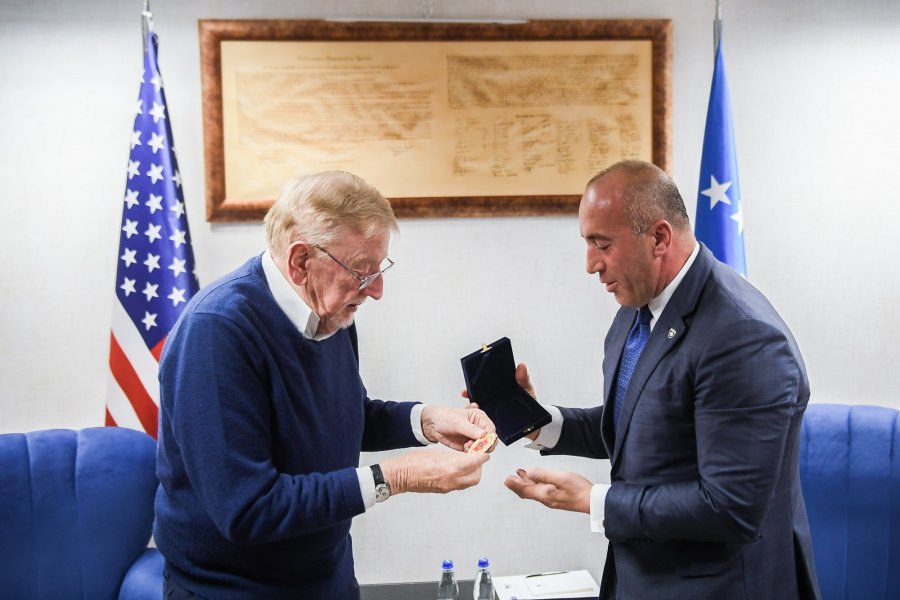 Haradinaj e nderon Walkerin me medaljen “Skënderbeu”