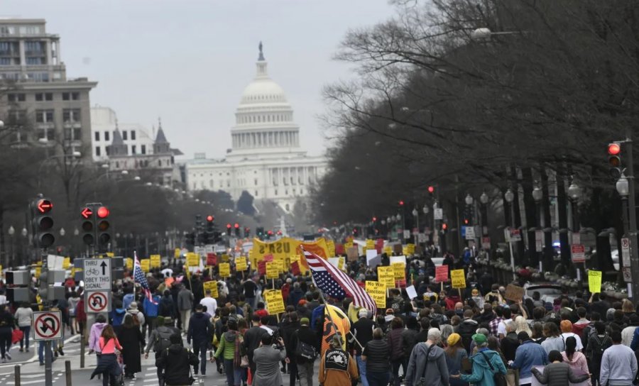 Amerikanët në protesta ndaj vrasjes së gjeneralit iranian