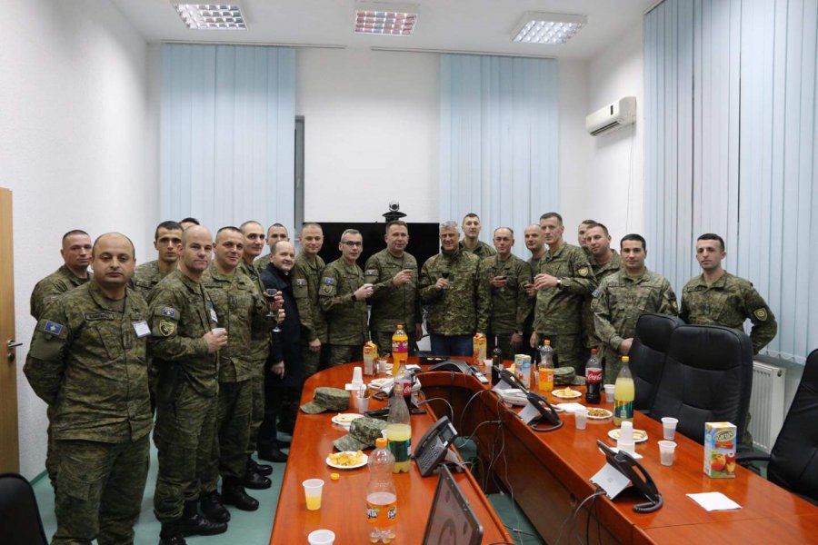 Thaçi priti vitin e ri me ushtarët e Kosovës: Jeni krenaria e shtetit