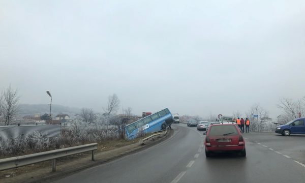 Aksident në Podujevë, autobusi përfundon poshtë rrugës