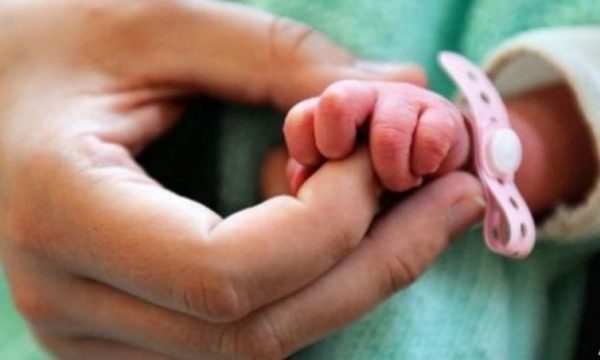 Foshnja në Suharekë dërgohet pa shenja jete në spital, policia nis hetimet