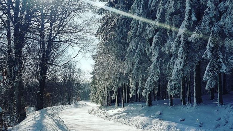 Borë dhe shi por edhe diell, kështu do të jetë moti në pesë ditët e ardhshme në Kosovë