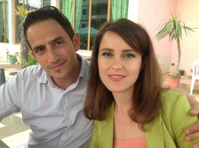 Bashkëshortja e ministrit feston me një grusht parash në dorë