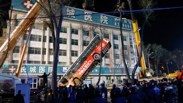 Skenë horrori në Kinë, gropa në rrugë “gëlltit” autobusin me pasagjerë