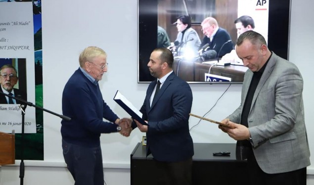 ​Ambasadorit Walker i dorëzohet titulli “Krenaria e kombit shqiptar”