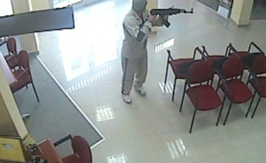 Persona të armatosur dje në mes të ditës grabitën një bankë në Prishtinë