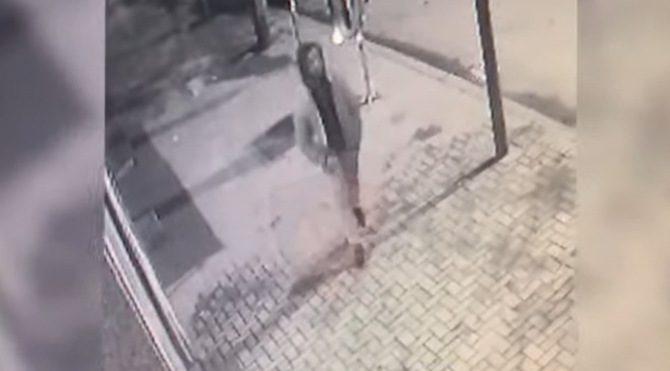 Pamje kur hajni u hedh sprej syve personave në market dhe vjedh rreth 800 euro