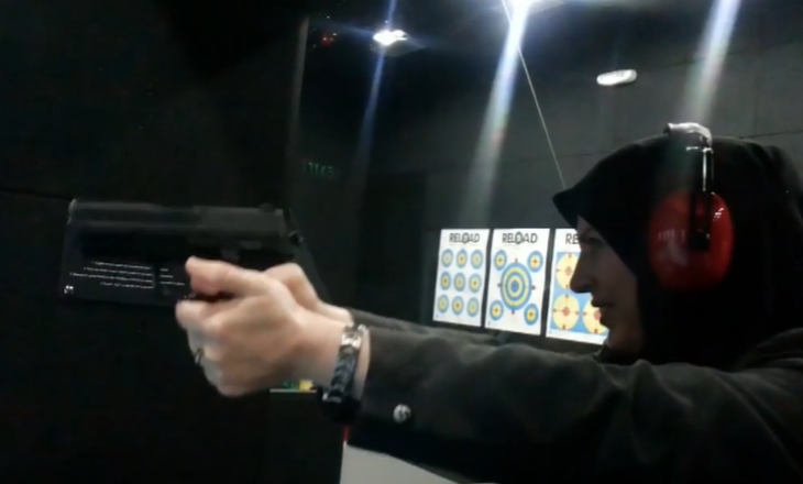 Ikballe Huduti duke gjuajtur me armë