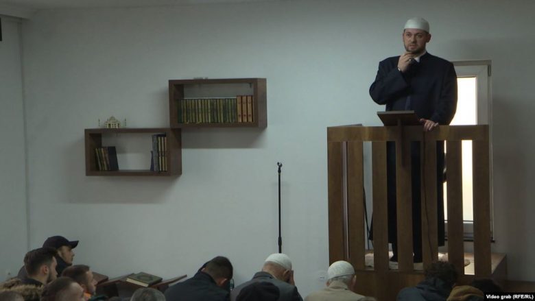 Zyrtari amerikan mban ligjëratë në xhaminë e Prishtinës