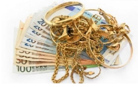 Vodhën ari dhe para, arrestohen dy persona