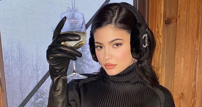 Kylie Jenner thekson linjat trupore në fustanin e shkurtër
