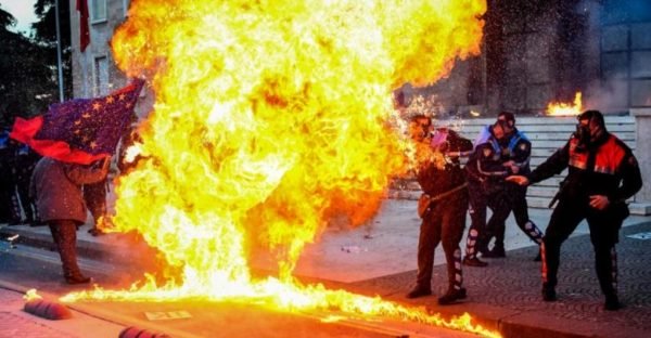 E tmerrshme: Shqiptari lyhet me benzinë dhe i vë flakën vetes para Parlamentit Evropian