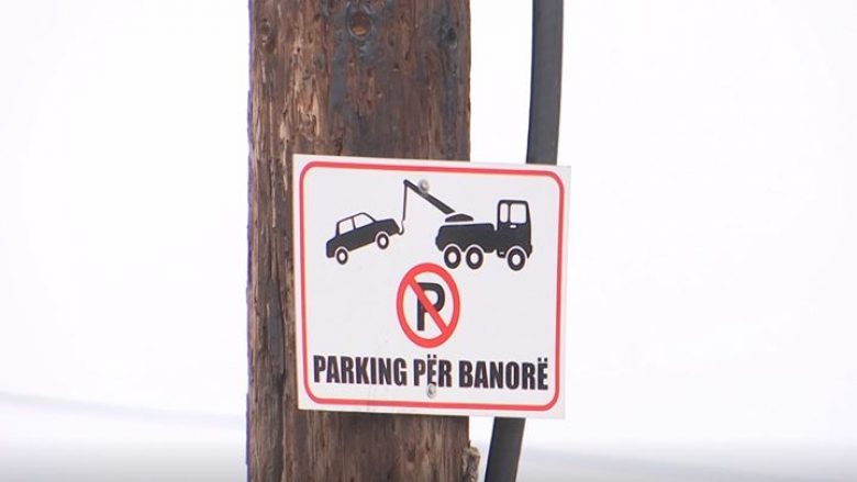 Vazhdon lirimi i trotuareve në Pejë, veturave të parkuara gabimisht u vendosen bllokues