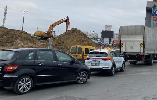 Vonesa në zgjerimin e rrugës në Veternik, vazhdojnë kolonat