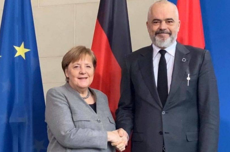 Paqe? Meta poston foton e Ramës me Merkel