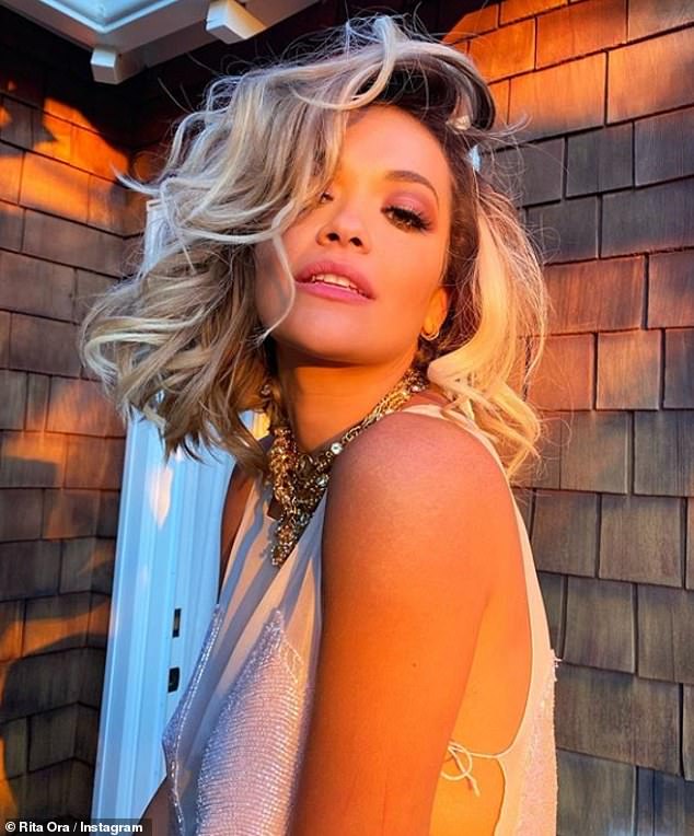 Rita Ora, komplet nudo para pasqyrës