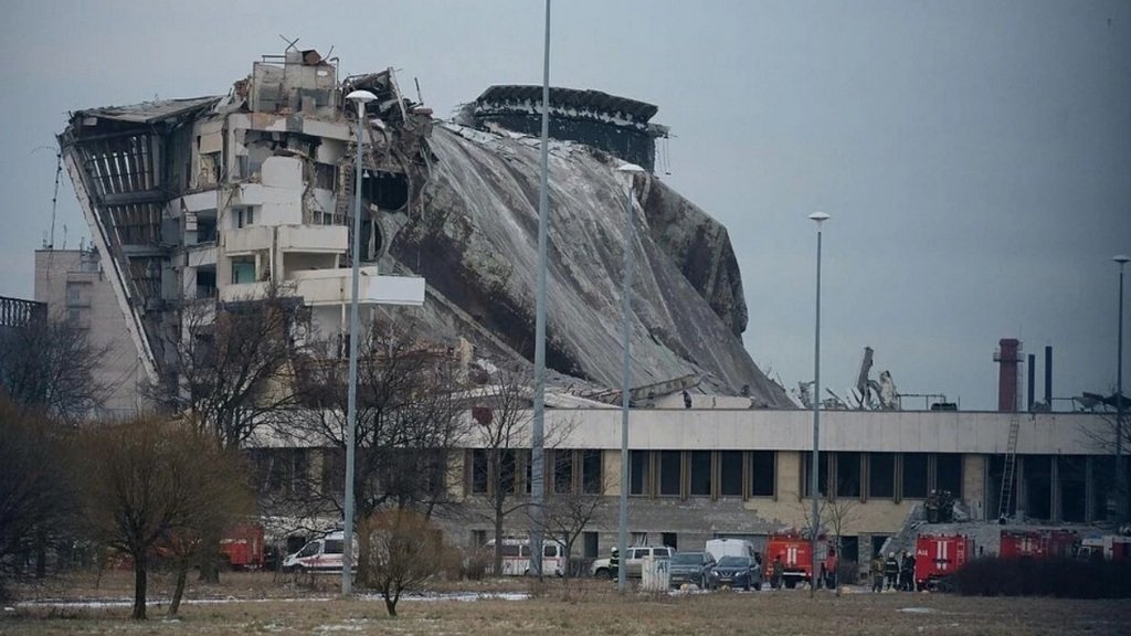 Pamje tragjike: Momenti kur punëtori rus përpihet nga gërmadha e stadiumit