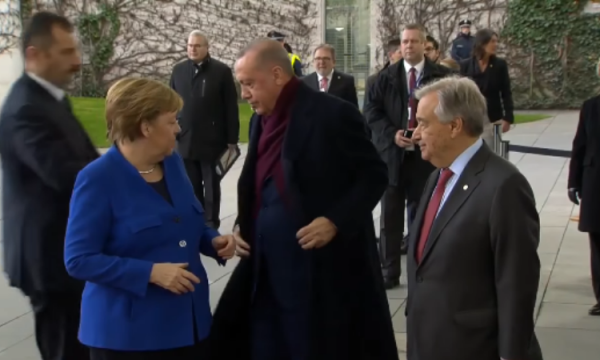 Pamje nga momenti kur Merkel gati sa nuk ia hoqi pallton Erdoganit