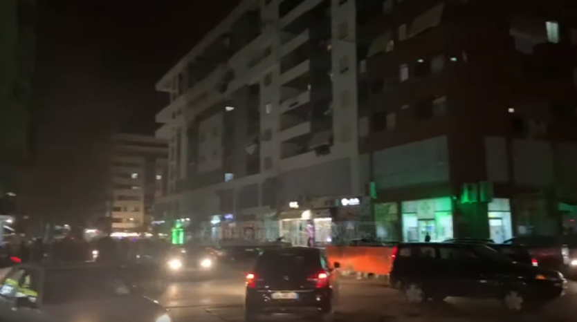 Qytetarët dalin në rrugë pas tërmetit në Durrës