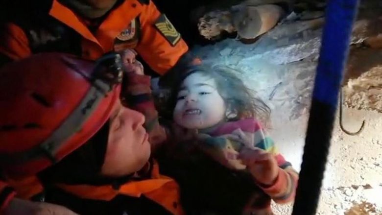 Vogëlushja 2-vjeçare shpëtohet e gjallë pasi kishte qëndruar plot 24 orë nën rrënoja