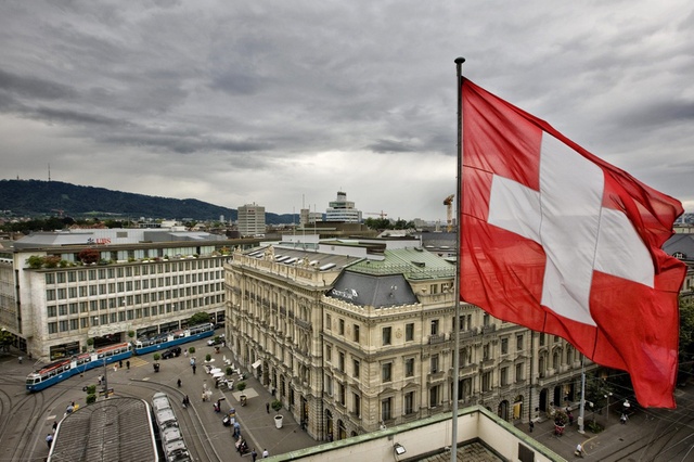 Gjendje e jashtëzakonshme në Zvicër: Çdo grup njerëzish mbi 5 vetë dënohet 500 franga