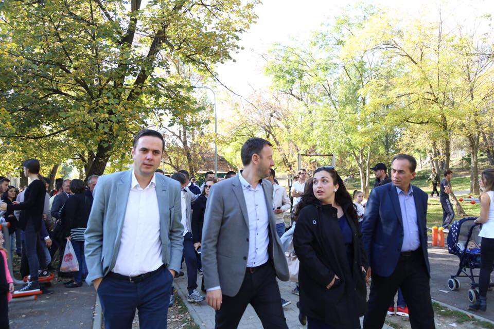 Vëllai i gruas së Lumir Abdixhikut, punësohet në kabinetin e kryetares së Kuvendit, Vjosa Osmani