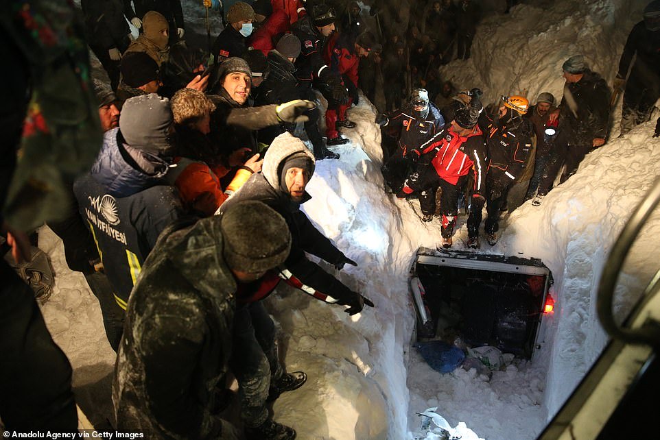 Tragjedia e dyfishtë: Minibusi u zu nga orteku i dëborës, ndërrojnë jetë 16 persona teksa po i shpëtonin, dhjetëra të humbur