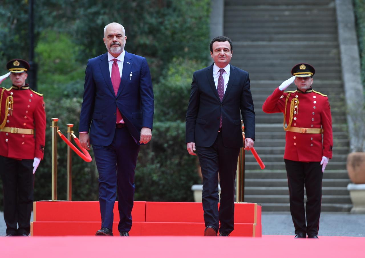 Rama e pret Kurtin me ceremoni shtetërore në Tiranë