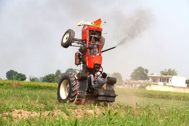 Shoferi më i “çmendur” në botë, vozit traktorin në dy rrota