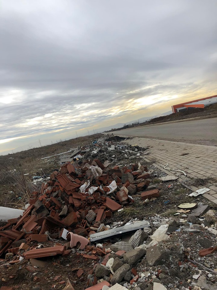 Rruga në Prishtinë e lënë pas dore, është shndërruar në deponi mbeturinash