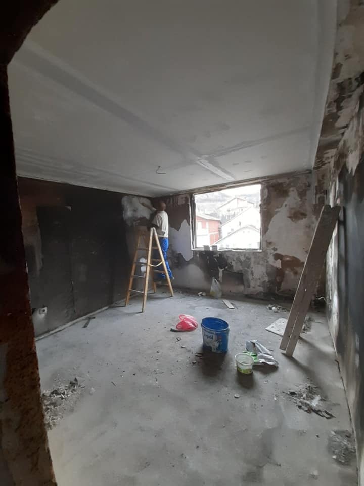 Komuna e Prishtinës i renovon banesën e djegur invalidit të luftës së UÇK-së