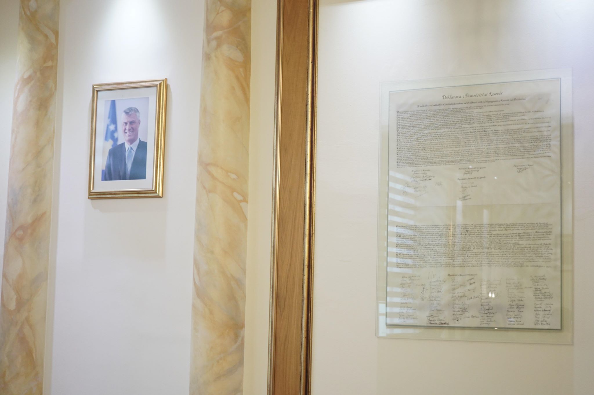 Zbulohet vendi ku e ka vendosur fotografinë e presidentit Thaçit, Vjosa Osmani