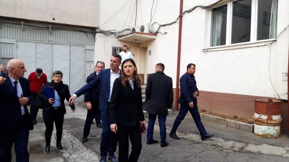 Ministrja Haxhiu viziton dhomën e paraburgimit ku kishte qëndruar Astrit Dehari