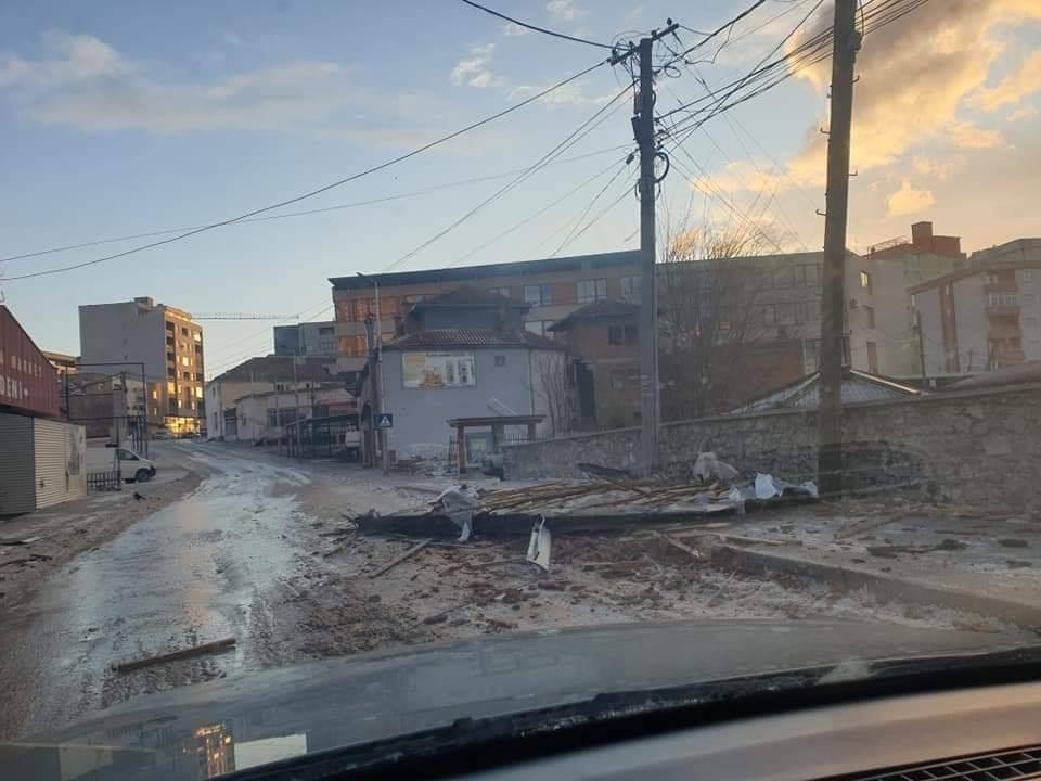 Kurti viziton komunat që pësuan dëme nga erërat